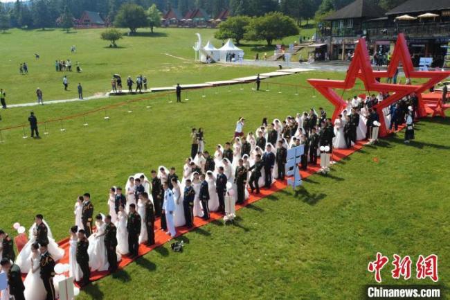 重庆75对新人举行集体军婚 共读誓言情定仙女山