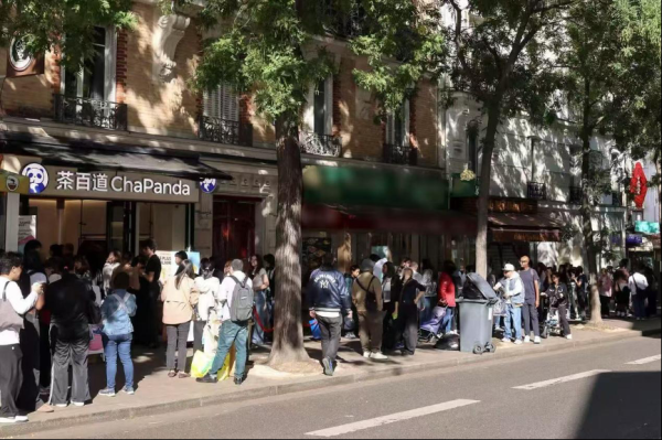 股E融 茶百道巴黎首店开业火爆！网友：队伍大概有200多米