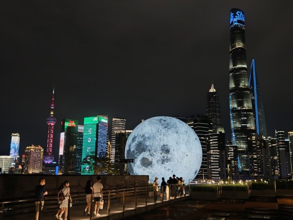 忠程配资 今晚去哪？外滩的“超级月亮”已就位，速来仰望！